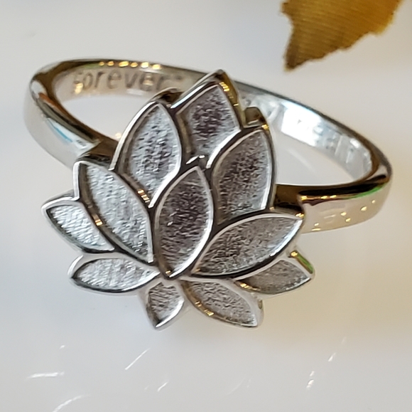 Character Silver S925 Silver Inlaid South Red Agate Eight-Petal Lotus Ring